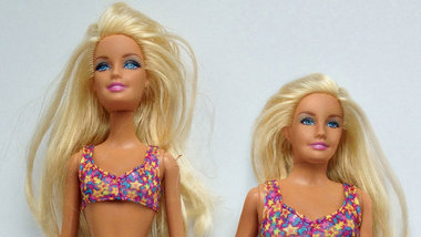 US-Künstler Nickolay Lamms »normal Barbie« (r.)... US-Künstler Nickolay Lamms »normal Barbie« (r.)...