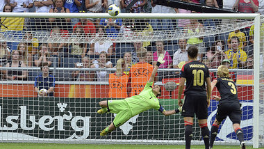 Schaler Triumph: DFB-Finalheldin Nadine Angerer Schaler Triumph: DFB-Finalheldin Nadine Angerer