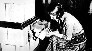 1923 stand einem steigenden Geldüberfluß eine stä... 1923 stand einem steigenden Geldüberfluß eine stä...
