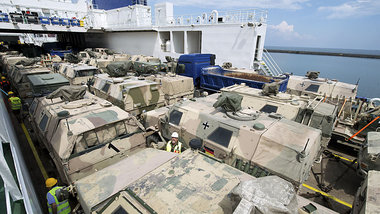 Bundeswehrpanzer im türkischen Hafen Trabzon vor ihrem R&uu... Bundeswehrpanzer im türkischen Hafen Trabzon vor ihrem R&uu...