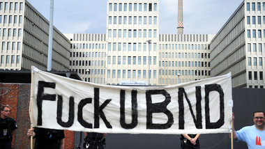 Die Aussagen der Spaziergänger vor dem Neubau der Zentrale ... Die Aussagen der Spaziergänger vor dem Neubau der Zentrale ...