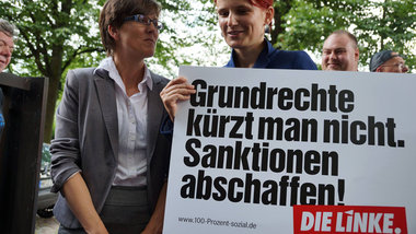 Hartz-IV-Kritikerin Inge Hannemann und Linke-Vorsitzende Katja K... Hartz-IV-Kritikerin Inge Hannemann und Linke-Vorsitzende Katja K...
