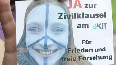 Eine Maschinenbaustudentin wirbt am Karlsruher Institut für... Eine Maschinenbaustudentin wirbt am Karlsruher Institut für...