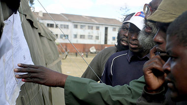 An einem Wahllokal in der Hauptstadt Harare hingen am Donnerstag...