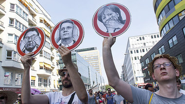 Nichts sehen, nichts h&ouml;ren, nichts sagen: Protest gegen &Uu...