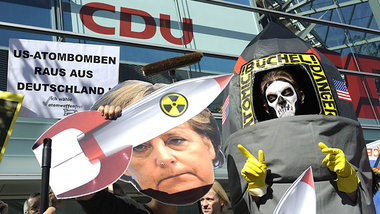 Protest am 1. September 2009, dem Antikriegstag, vor der CDU-Bun...