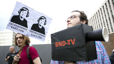 Gegen &Uuml;berwachungswahn: Demonstration vor der Gro&szlig;bau...