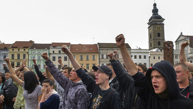 Unter Beifall der Bevölkerung: Tschechische Neonazis am 29.... Unter Beifall der Bevölkerung: Tschechische Neonazis am 29....