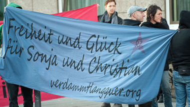 Unterstützer der beiden im RZ-Prozeß Angeklagten vor ... Unterstützer der beiden im RZ-Prozeß Angeklagten vor ...