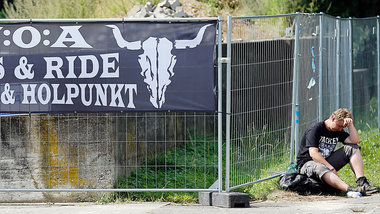 Ein Wacken-Besucher wartet auf »seine Abholung«, wie es dpa form... Ein Wacken-Besucher wartet auf »seine Abholung«, wie es dpa form...