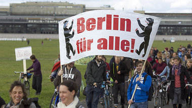 Parkfläche statt Baugrund: Demonstration für den Erhal... Parkfläche statt Baugrund: Demonstration für den Erhal...