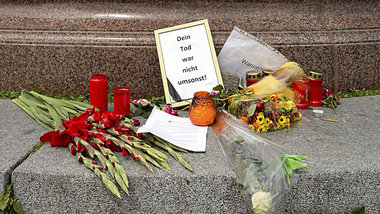 Blumen am Neptunbrunnen erinnern an den im Juni von einem Polizi...