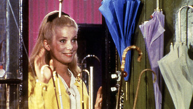 Genevi&egrave;ve Emery (Catherine Deneuve) im Regenschirmgesch&a...