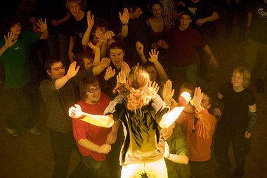 Auf Händen getragen: Entwicklung neuer Stagedivetechniken beim K...