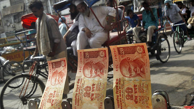 Geldwechsler in Delhi im Juni 2013: Die Rupie hat zuletzt stark ...