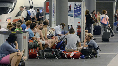 Mainz l&auml;&szlig;t gr&uuml;&szlig;en: Wartende Fahrg&auml;ste...