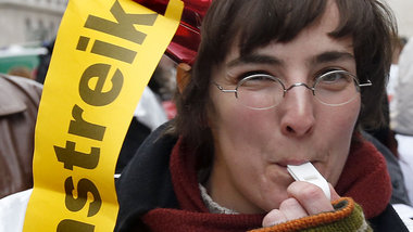 Angestellte Lehrerin bei einer Warnstreikaktion am 18. Februar i...