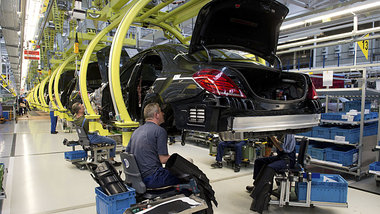 Nicht nur Testfahrer, sondern auch Bandarbeiter mit Werkvertrag ...