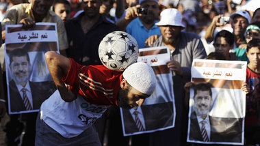 Trickreich: Mit einem Fußballspiel lockerten die Muslimbr&... Trickreich: Mit einem Fußballspiel lockerten die Muslimbr&...