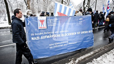 Gegen Nazis? Verfassungsfeind! VVN-BdA-Transparent am 13. Februa...