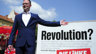 Linke-Bundesgeschäftsführer Matthias Höhn stellt ein Wahlplakat ...