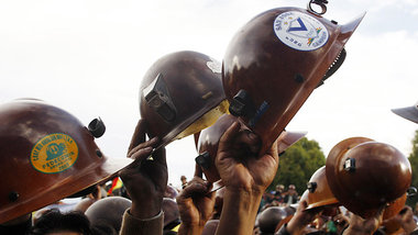 Arbeiter einer Bergbaukooperation nahe LaPaz bei einem Besuch vo...