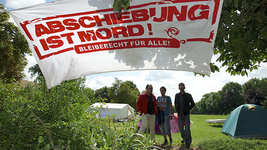 Klare Botschaft: Das Fl&uuml;chtlingscamp in Bitterfeld am 13. A...