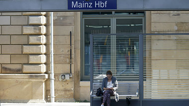 Auf dem Abstellgleis: Fahrgast auf dem Mainzer Hauptbahnhof (13....