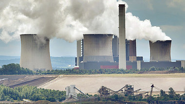 RWE-Kraftwerk Weisweiler und Mondlandschaft des Tagebaus Inden