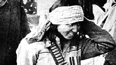 Phoolan Devi 1983 bei der öffentlichen Übergabe ihrer Waffen