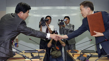 Hart verhandelte Einigkeit: Unterh&auml;ndler beider koreanische...