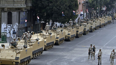 Kairo am Freitag nachmittag: Die Armee auf einer Zufahrtsstra&sz...