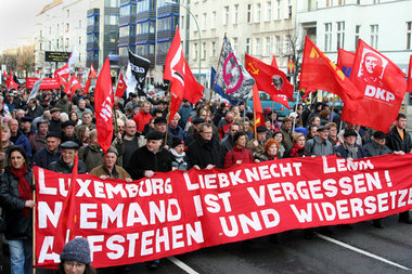 Viele Teilnehmer der Gedenkdemo waren per Bus und Bahn von weit ...