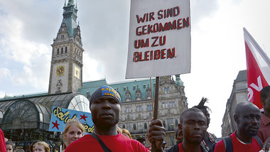 Teilnehmer der Demonstration libyscher Fl&amp;uuml;chtlinge und ...