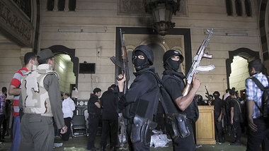In einem Raum der Kairoer Al-Fattah-Moschee stehen schwer bewaff...