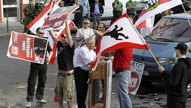 Naß gemacht – am 17. Juni 2011 versuchte es die NPD ... Naß gemacht – am 17. Juni 2011 versuchte es die NPD ...