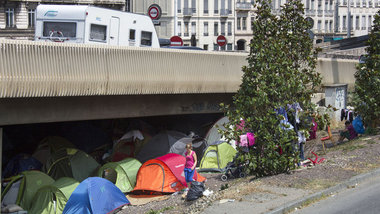 Soziale Kluft in Frankreich: Migranten hausen in Zelten unter Br... Soziale Kluft in Frankreich: Migranten hausen in Zelten unter Br...