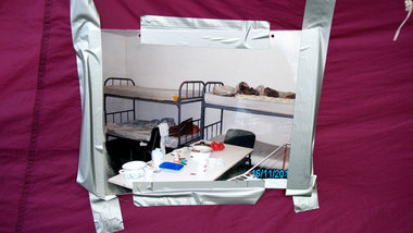 Hausen auf engstem Raum: Foto einer Gemeinschaftsunterkunft im L... Hausen auf engstem Raum: Foto einer Gemeinschaftsunterkunft im L...