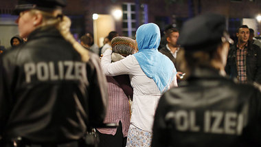 Zwei Frauen beobachten den Polizeieinsatz am 12. Juli Zwei Frauen beobachten den Polizeieinsatz am 12. Juli