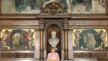 Angela Merkels Selbstdarstellung hat einige Verwandtschaft mit a...