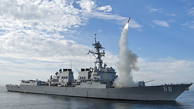 Abschuß einer »Tomahawk«-Rakete vom Zerstörer »USS Preble«, hier...