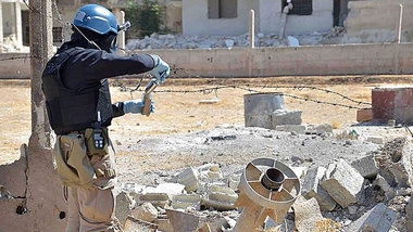 Ein Un-Waffeninspekteur bei der Arbeit in Ain Terma nahe Damasku... Ein Un-Waffeninspekteur bei der Arbeit in Ain Terma nahe Damasku...