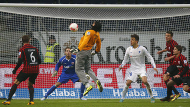 Kapitän im Sturm (Tim Wiese, Mitte, am 26.1.2013 beim 1:2 i... Kapitän im Sturm (Tim Wiese, Mitte, am 26.1.2013 beim 1:2 i...