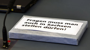 Paket auf dem Platz der angeklagten Journalisten im Berufungspro...