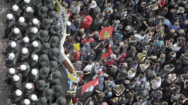 Hundertschaften der Polizei kesselten am 1. Juni in Frankfurt fa...