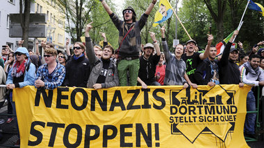 Demonstranten des B&uuml;ndnisses &raquo;Dortmund stellt sich qu...