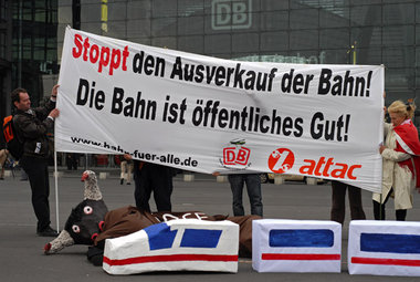 ATTAC-Protest gegen Bahnprivatisierung im November vor dem Berli... ATTAC-Protest gegen Bahnprivatisierung im November vor dem Berli...
