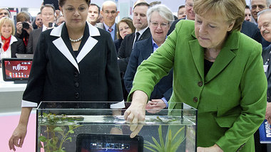 Auch nicht abh&ouml;rsicher: Bundeskanzlerin Angela Merkel (rech...