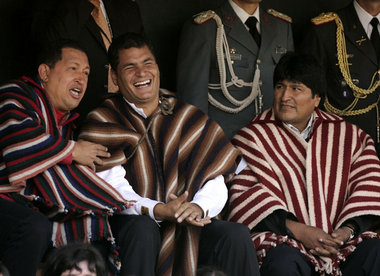 Im Poncho gegen Privatisierung: Hugo Chávez, Rafael Correa und E... Im Poncho gegen Privatisierung: Hugo Chávez, Rafael Correa und E...