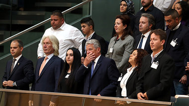 Angehörige der Opfer des NSU und Überlebende seiner At... Angehörige der Opfer des NSU und Überlebende seiner At...